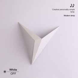 Creative wrought iron shaped triangle wall lamp (style: Warm light, Color: White)